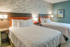 Home2 Suites By Hilton Foley客房内的一张或多张床位