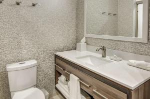 Home2 Suites By Hilton Foley的一间浴室