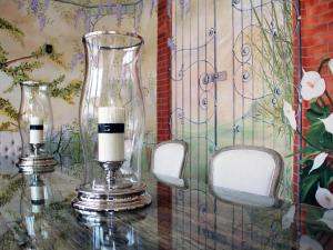 two candles sitting on a table with two chairs at Hotel La Pigna in Marina di Pietrasanta
