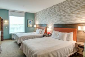 Home2 Suites By Hilton Foley客房内的一张或多张床位