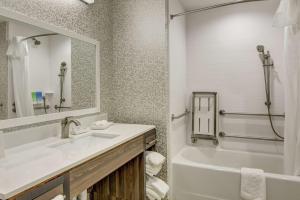 Home2 Suites By Hilton Foley的一间浴室