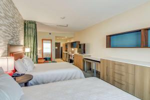 Home2 Suites By Hilton Foley客房内的一张或多张床位