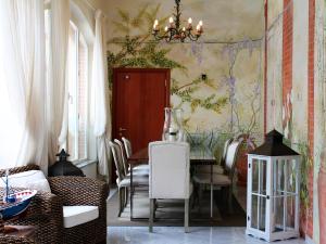 a dining room with a table and chairs at Hotel La Pigna in Marina di Pietrasanta