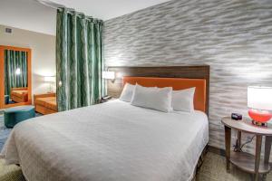 Home2 Suites By Hilton Foley客房内的一张或多张床位