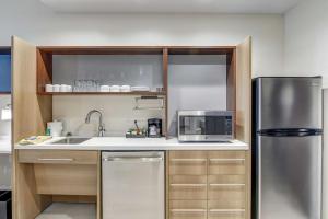 Home2 Suites By Hilton Foley的厨房或小厨房
