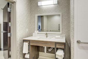 Home2 Suites By Hilton Foley的一间浴室