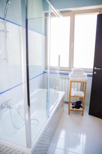 カッシーノにあるLe Colonneのバスルーム(バスタブ、ガラス張りのシャワー付)