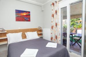 um quarto com uma cama e uma varanda em Desire place em Lefkada Town
