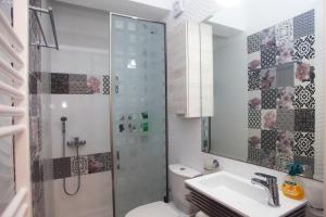 uma casa de banho com um chuveiro, um WC e um lavatório. em Desire place em Lefkada Town