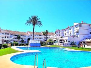Bazén v ubytovaní Apartamento en Mijas con Terraza, capacidad para 5 personas con piscina de temporada alebo v jeho blízkosti