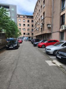 una fila di auto parcheggiate in una strada con edifici di APARTMAN ZAGREB cca 42m2 with free parking a Zagabria