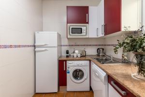 a kitchen with a refrigerator and a washing machine at BNBHolder Apartamentos en Sol Confort 5 in Madrid