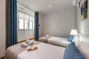 dwa łóżka z książkami w sypialni w obiekcie Waou Apartamentos en Sol Confort 3 w Madrycie