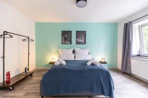 um quarto com uma cama grande e paredes azuis em Perfekt für 2! Wifi/ Netflix em Duisburg