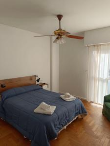1 dormitorio con 1 cama con 2 toallas en Departamento Centro en Bahía Blanca