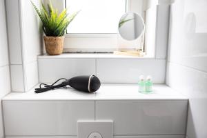 un bagno bianco con specchio e lavandino di Perfekt für 2! Wifi/ Netflix a Duisburg