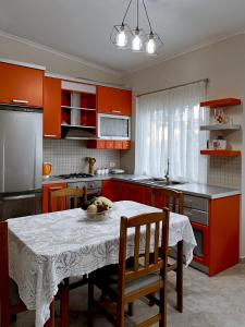Η κουζίνα ή μικρή κουζίνα στο Summer Breeze Apartment G13, Lalzi Bay, Lura 1
