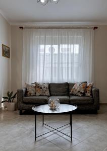 Χώρος καθιστικού στο Summer Breeze Apartment G13, Lalzi Bay, Lura 1