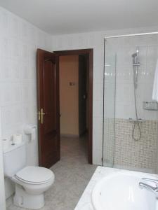 A bathroom at Hotel Perales