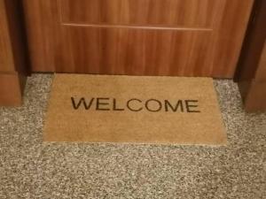 un tappetino di benvenuto davanti alla porta di Friend of all the world - Giardino di Roma - Casal Bernocchi - Acilia a Vitinia