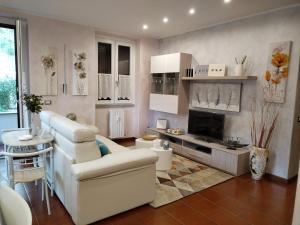 A kitchen or kitchenette at I Tre Oleandri Varenna