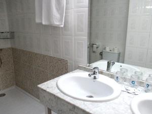 A bathroom at Hotel Perales