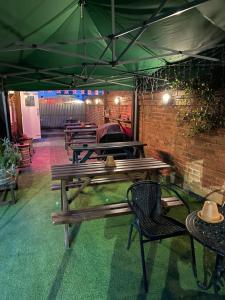 Un restaurante o sitio para comer en The Plough Inn Wigston