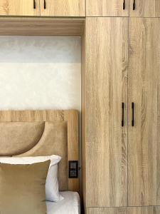una camera con letto e armadi in legno di Royal Rif Alhoceima ad Al-Ḥoseyma