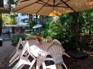 A garden outside I Tre Oleandri Varenna