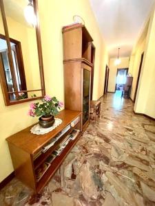 Cette chambre est dotée d'un grand sol en pierre avec un vase fleuri. dans l'établissement Spacious house in the green heart of Italy, à Colpetrazzo