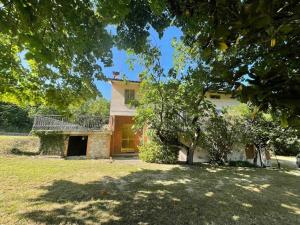 une maison avec un arbre en face dans l'établissement Spacious house in the green heart of Italy, à Colpetrazzo