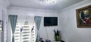 TV a/nebo společenská místnost v ubytování Lilen's Home