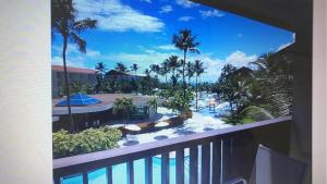 uma varanda com vista para um resort com piscina em Marulhos resort em Porto de Galinhas