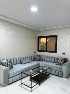 sala de estar con sofá y mesa de cristal en Royal Rif Al Hoceima, en Alhucemas