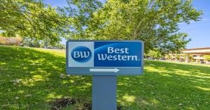 un panneau bleu d'autobus dans l'herbe d'un parc dans l'établissement Best Western Heritage Inn Chico, à Chico