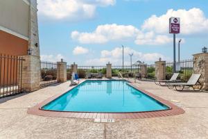 Sundlaugin á Best Western Plus Longhorn Inn & Suites eða í nágrenninu
