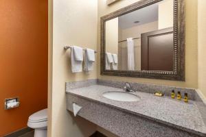 Baðherbergi á Best Western Plus Longhorn Inn & Suites