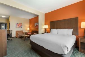 Rúm í herbergi á Best Western Plus Longhorn Inn & Suites