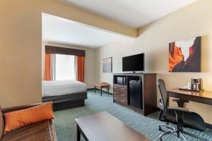 Sjónvarps- og/eða afþreyingartæki á Best Western Plus Longhorn Inn & Suites