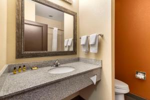 Baðherbergi á Best Western Plus Longhorn Inn & Suites