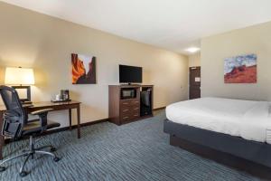 Rúm í herbergi á Best Western Plus Longhorn Inn & Suites