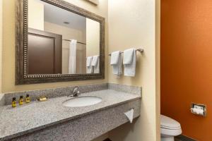 Baðherbergi á Best Western Plus Longhorn Inn & Suites