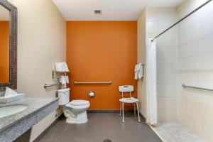 Baðherbergi á Best Western Plus Longhorn Inn & Suites