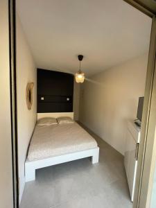 una piccola camera con un letto in una stanza di Juan les pins a Antibes