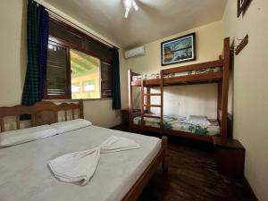 Hostel Manaus في ماناوس: غرفة نوم بسريرين بطابقين ونافذة