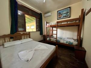 Våningssäng eller våningssängar i ett rum på Hostel Manaus