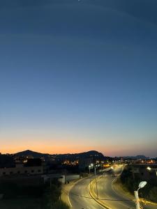 - une vue sur une rue de la ville la nuit dans l'établissement Royal Rif Al Hoceima, à Al Hoceïma