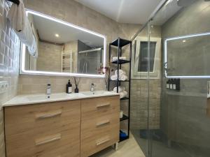a bathroom with a sink and a shower at APARTAMENTS L’ARC in Palafrugell