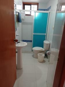 y baño con 2 aseos, lavamanos y ducha. en Apartamento 10c Edf.Playa, en Santa Marta