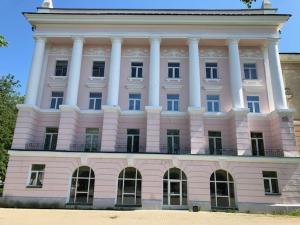 a large white building with columns on top of it at Kohtla-Järve Raekoja in Kohtla-Järve